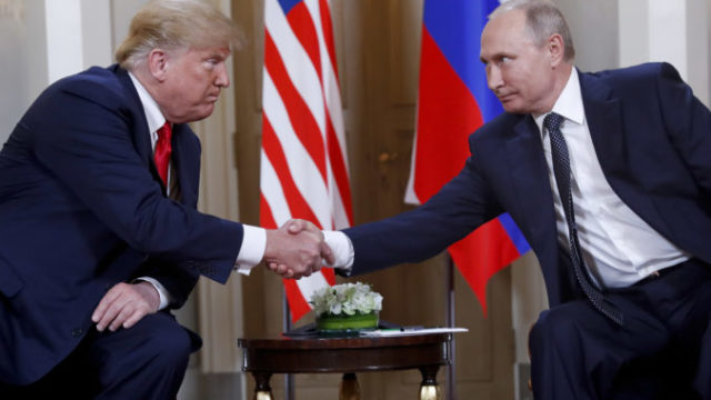 390973_trump a putin 676x400.jpg