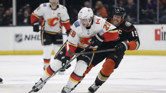 392233_elias lindholm 28 ryan getzlaf 676x487.jpg