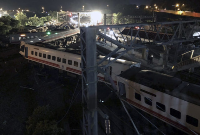 392667_taiwan_train_derailment_53195 646429b4b257436aa948eca7d1cde1d2 676x456.jpg