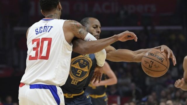 392786_mike scott andre iguodala 676x458.jpg