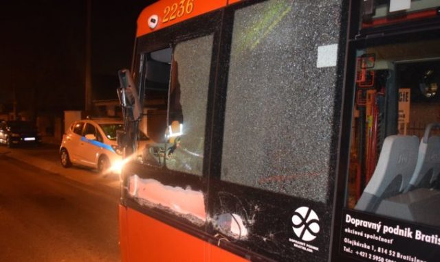 394434_autobus dodavka nehoda bratislava 676x403.jpg