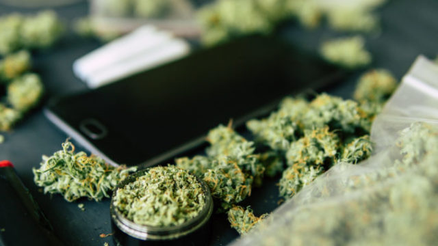 394845_marihuana a telefon 676x451.jpg