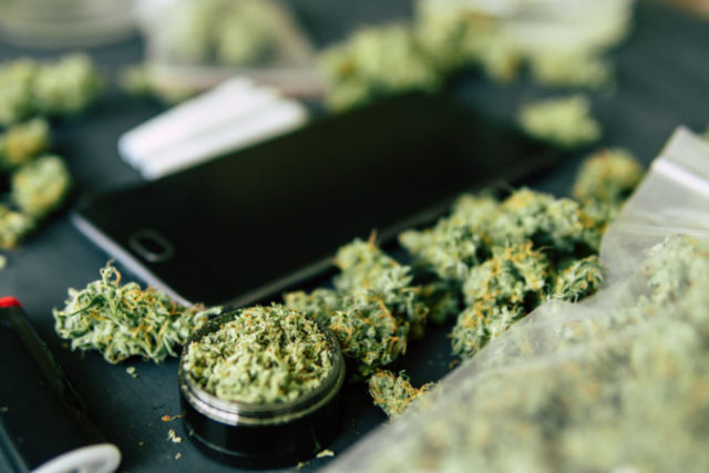 394845_marihuana a telefon 676x451.jpg