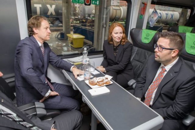395701_interier supravy viaggio comfort. na snimke zlava carl helfried michaela huber filip hlubocky 676x451.jpg