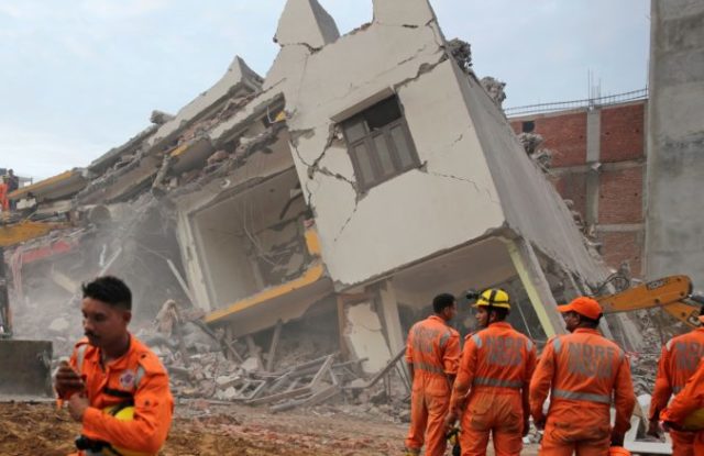398203_india_building_collapse_38035 34681172ff2847fc8f929abdae8e70b7 676x438.jpg