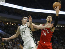 398386_raptors_bucks_basketball_92422 3fac01515cf942fc823ca1388df34b02 676x512.jpg