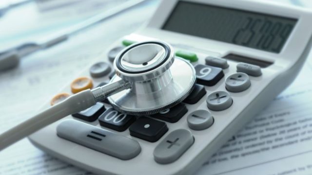 398430_doktor kalkulacka fonendoskop 676x463.jpg
