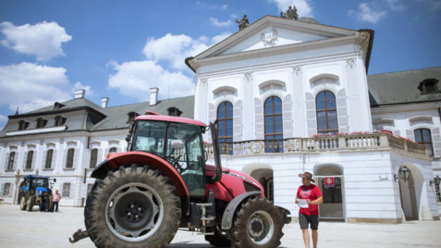 398977_traktor 676x451.jpg