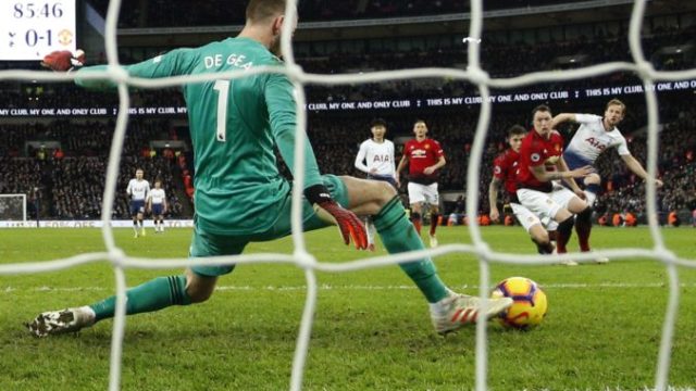 399188_david de gea harry kane 676x451.jpg