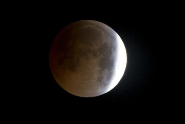 399939_pakistan_lunar_eclipse_88525 8a585db364ae4cf78264be9d90b144a5 676x452.jpg