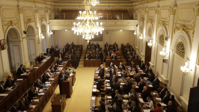 400366_cesky parlament 676x443.jpg