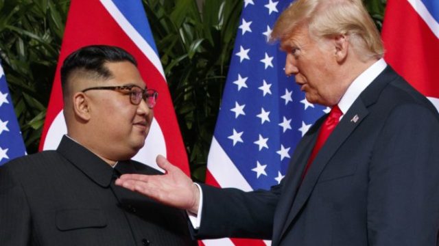 400438_kim a ong un donald trump 676x457.jpg