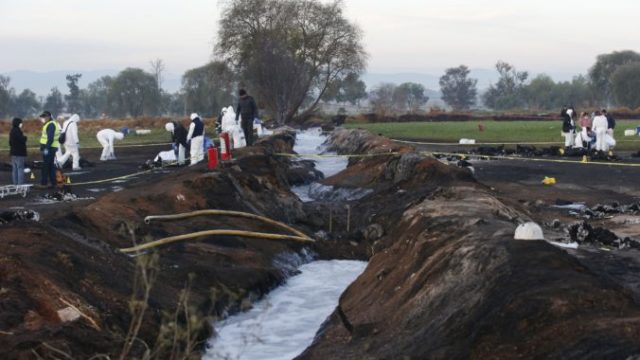 400649_mexico_pipeline_fire_55619 3d16ea3e9f8b4f649435aa1de671b302 676x451.jpg