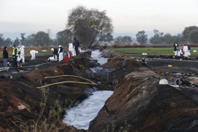 400649_mexico_pipeline_fire_55619 3d16ea3e9f8b4f649435aa1de671b302 676x451.jpg