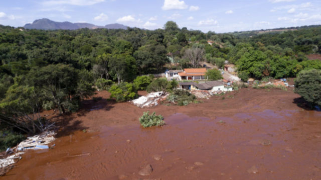400666_brazil_dam_collapse_59124 43430b38173341a7b827b96a28f9baf2 676x450.jpg