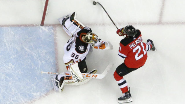 400720_ducks_devils_hockey_49047 83223f8ccc914e5a8ef389fc3071a4c0 676x451.jpg