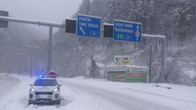 400860_snezenie uzavrete cesty.jpg