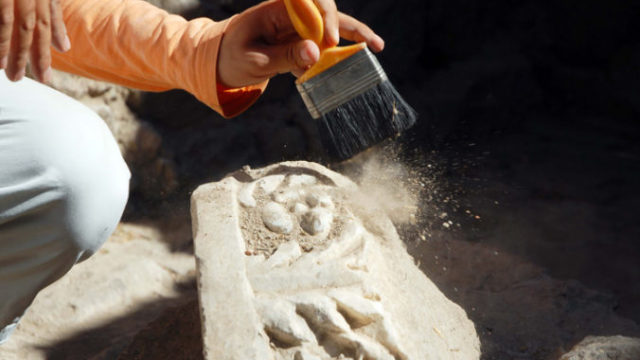 400910_archeolog 676x453.jpg