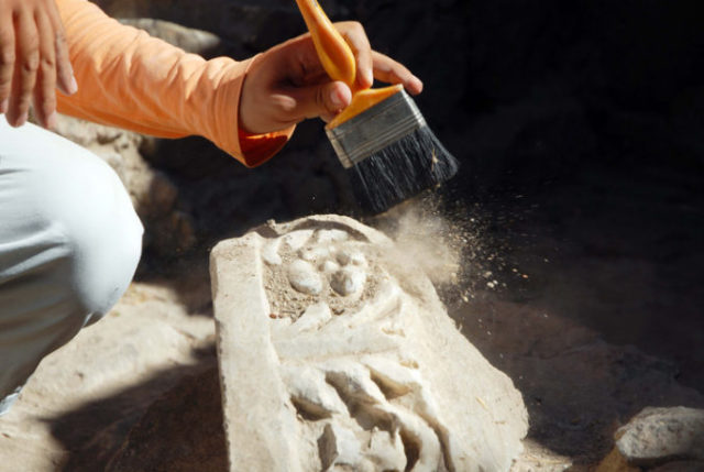400910_archeolog 676x453.jpg