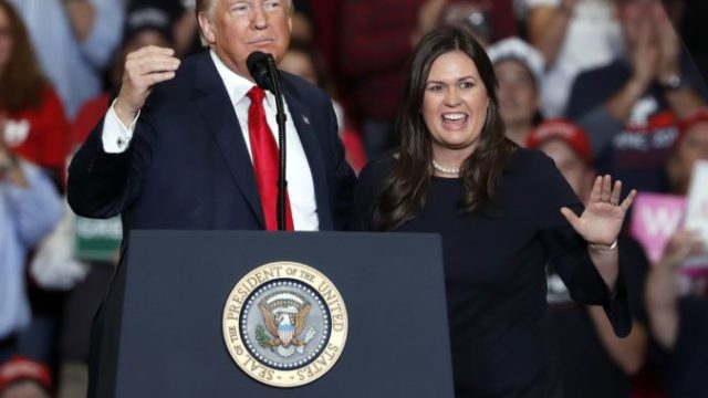 401231_donald trump sarah sandersova 676x513.jpg