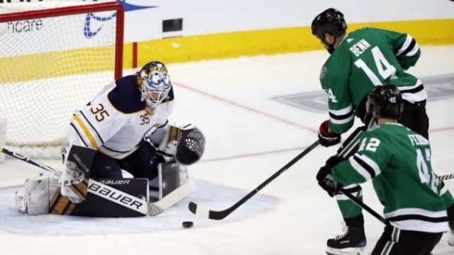 401236_linus ullmark jamie benn 676x411.jpg