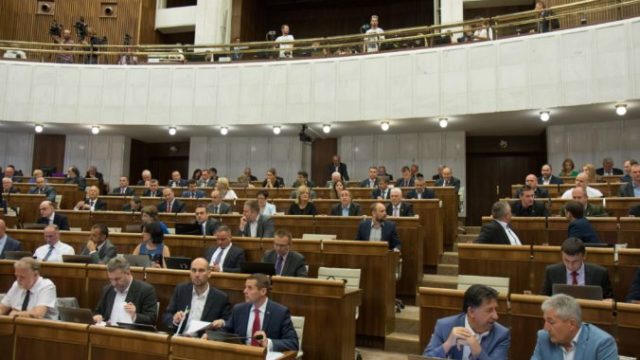 402020_nr sr parlament schodza 676x451.jpg