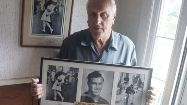 403419_obit_wwii_kissing_sailor_photo_76302 ffc4fa65c39443ae885739ac79e40c36 676x452.jpg