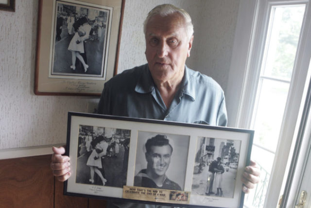 403419_obit_wwii_kissing_sailor_photo_76302 ffc4fa65c39443ae885739ac79e40c36 676x452.jpg