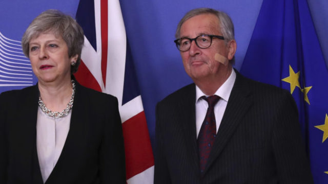 403741_juncker 676x451.jpg