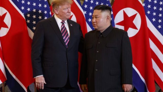 404604_trump_kim_summit_87937 2ca76050cdce4a3fa36f76cb28cc2188 e1551460621145 676x476.jpg