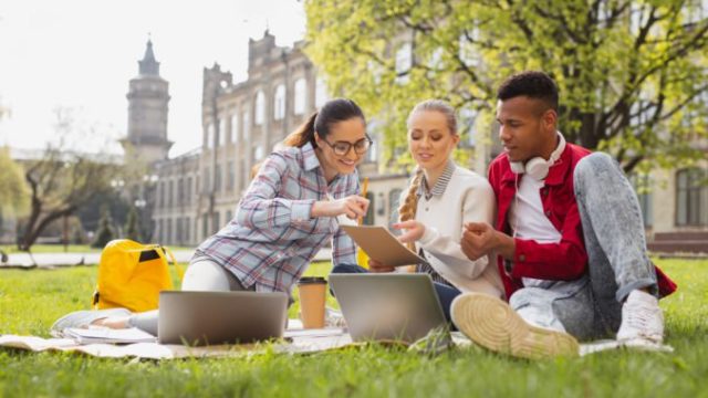 404994_student 676x451.jpg