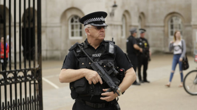 405018_britsky policajt 676x451.jpg