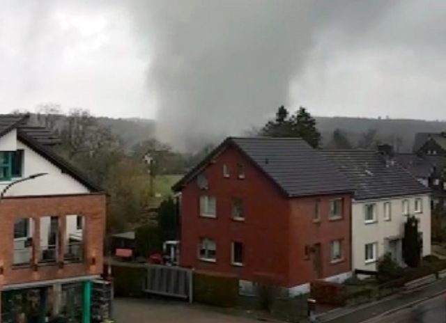 406010_tornado 676x490.jpg