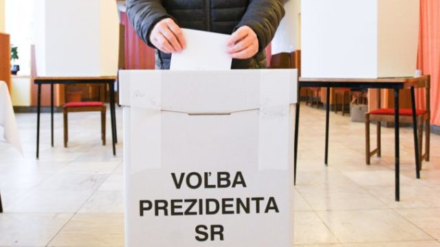 406248_prezidentske volby 2019 na slovensku volebna miestnost 676x471.jpg