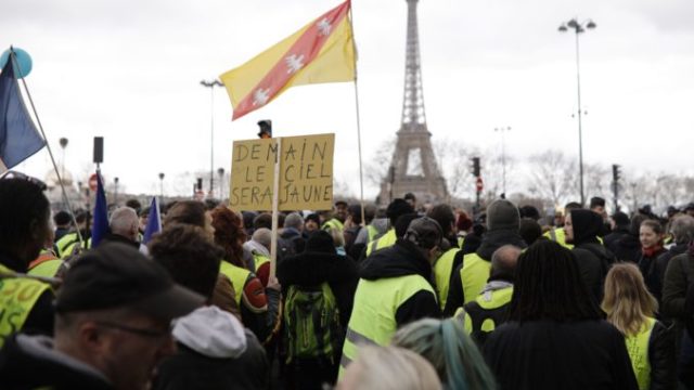 406515_protest zlte vesty pariz 676x462.jpg