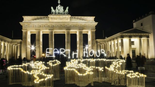 407992_germany_earth_hour_29688 cf51e3cb2dbf47febf3b738f9a1c28c8 676x451.jpg