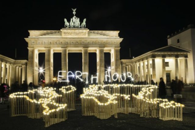 407992_germany_earth_hour_29688 cf51e3cb2dbf47febf3b738f9a1c28c8 676x451.jpg