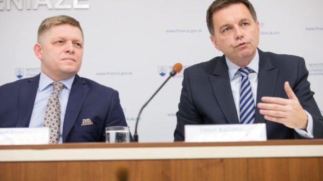 407998_robert fico peter kazimir 676x439.jpg