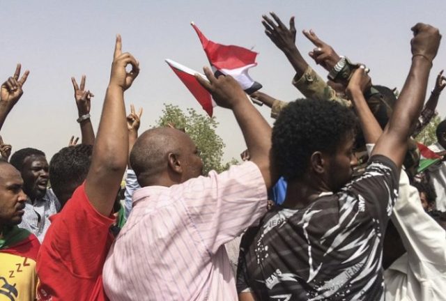 409418_demonstranti 1 676x456.jpg