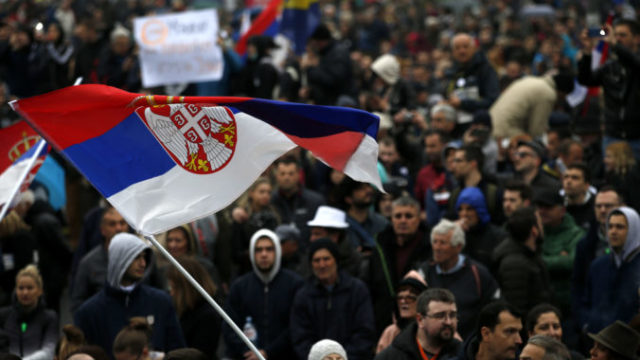 409534_serbia_protest_28680 09ba329f92df4481ae2903fc691bf06a 676x451.jpg