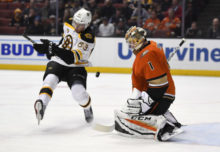 409562_bruins_ducks_hockey_02043 b37d1557bc8f406ebf34a487cde11349 676x466.jpg