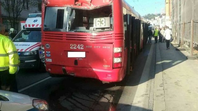 410072_nehoda autobus trolejbus bratislava 676x507.jpg