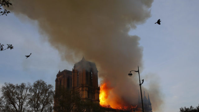 410187_france_notre_dame_fire_19556 6fe3c57b22bd4047802ca311d9a26e4c 676x451.jpg