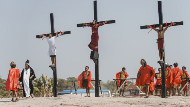 410263_philippines_crucifixion_reenactment_59538 9d497fcd61774de3a2fe24337d7a4c42 676x451.jpg