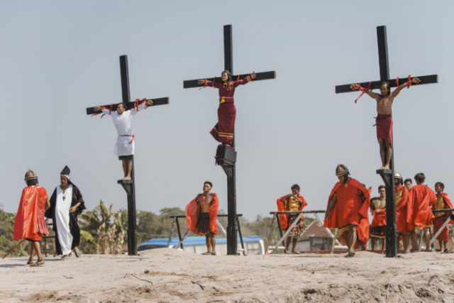 410263_philippines_crucifixion_reenactment_59538 9d497fcd61774de3a2fe24337d7a4c42 676x451.jpg
