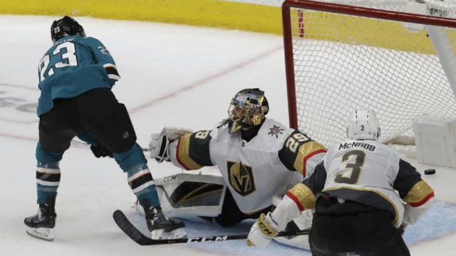 410599_barclay goodrow marc andre fleury 676x452.jpg