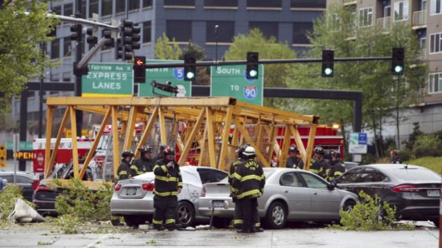 411066_aptopix_seattle_crane_collapse_17280 7b80eef46027420f86557a9997960172 676x450.jpg