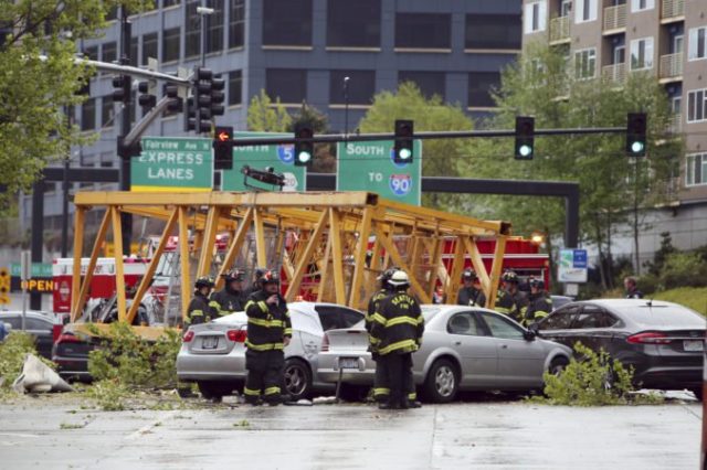 411066_aptopix_seattle_crane_collapse_17280 7b80eef46027420f86557a9997960172 676x450.jpg