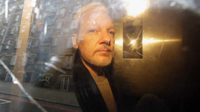 411456_assange 676x451.jpg