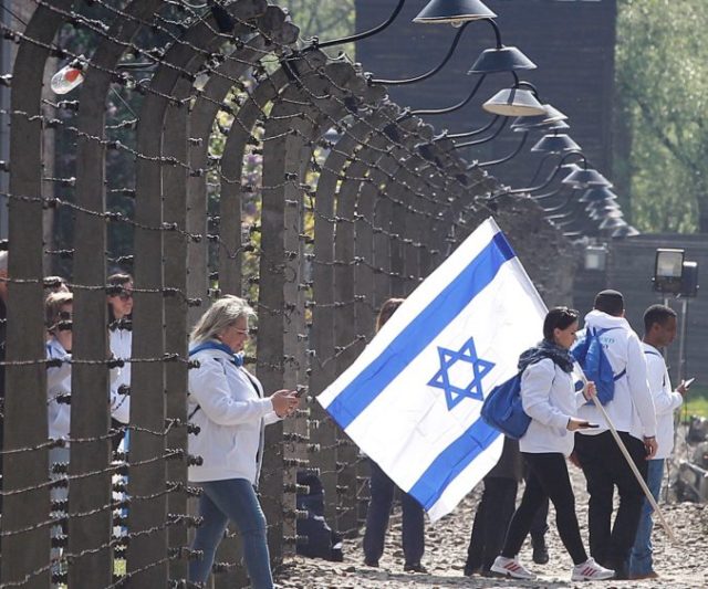 411617_poland_holocaust_remembrance_06235 716d16b8a93c4131be7f752c8e775dfc 676x563.jpg